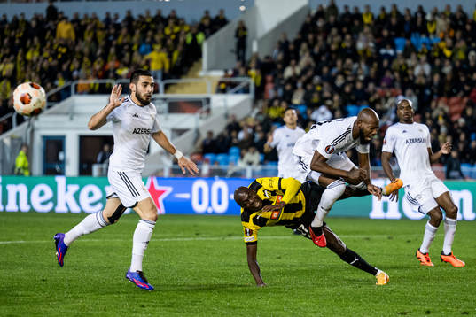 Edward Chilufya of Häcken and Kevin Medina of Qarabag