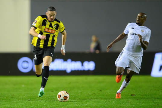 Amor Layouni of Häcken and Julio Romao of Qarabag