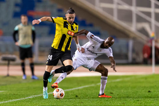 Amor Layouni of Häcken and Julio Romao of Qarabag