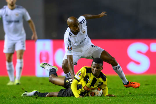 Akoua Romeo Amane of of Häcken and Julio Romao of Qarabag