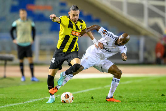 Amor Layouni of Häcken and Julio Romao of Qarabag