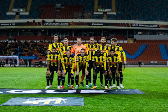 The starting eleven of Häcken pose for a team group photo