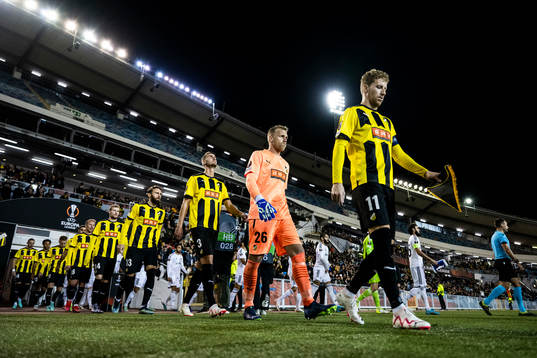 Samuel Gustafson of Häcken enter the pitch