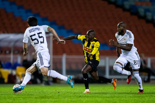 Badavi Huseynov och Kevin Medina of Qarabag mot Edward