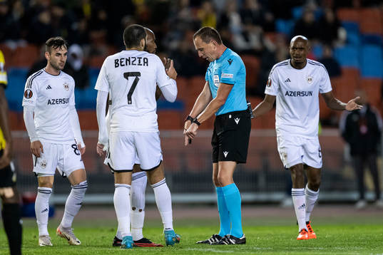 Referee Sebastian Gishamer