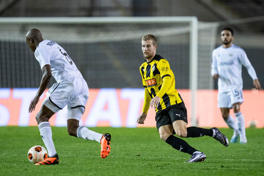 Julio Romao of Qarabag and Simon Gustafson of Häcken