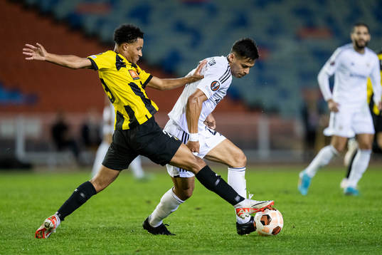 Momodou Lamin Sonko of Häcken and Matheus Silva of Qarabag
