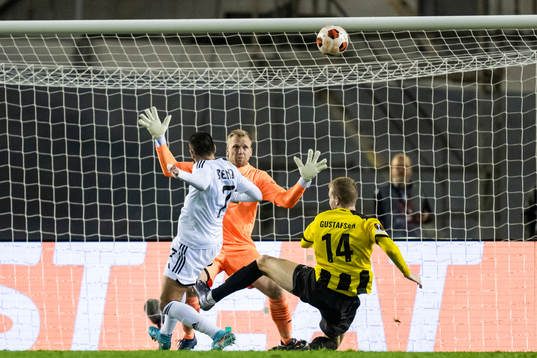 Yassine Benzia of Qarabag against goalkeeper Peter
