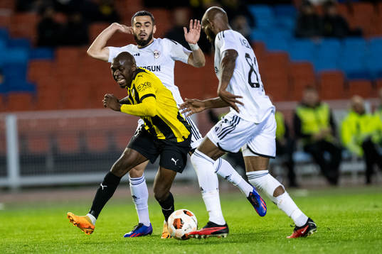 Edward Chilufya of Häcken and Elvin Jafarguliyev of Qarabag
