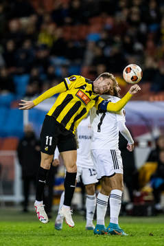 Samuel Gustafson of Häcken and Yassine Benzia of Qarabag