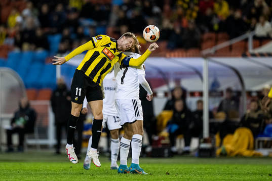 Samuel Gustafson of Häcken and Yassine Benzia of Qarabag