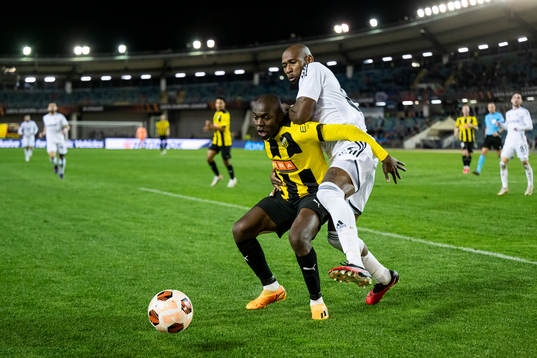 Edward Chilufya of Häcken and Kevin Medina of Qarabag