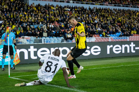 Kevin Medina of Qarabag and Johan Hammar of Häcken