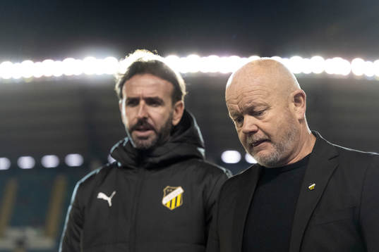 Head coach Per-Mathias Høgmo of Häcken looks dejected