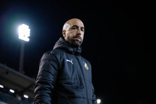 Assistant coach Martin Foyston of Häcken enters the pitch