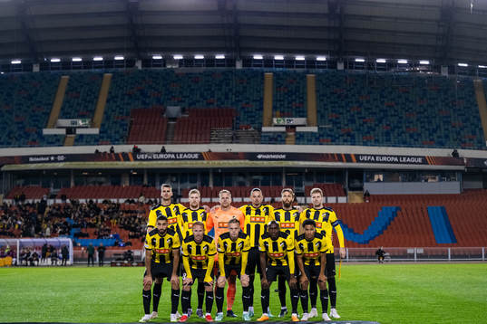 The starting eleven of Häcken pose for a photo