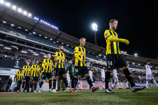 Players of Häcken enter the pitch