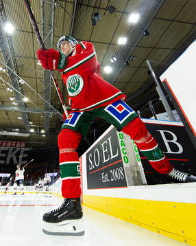 Frölundas Pontus Johansson på väg ut för att värma