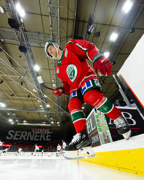 Frölundas Nicklas Lasu  på väg ut för att värma innan