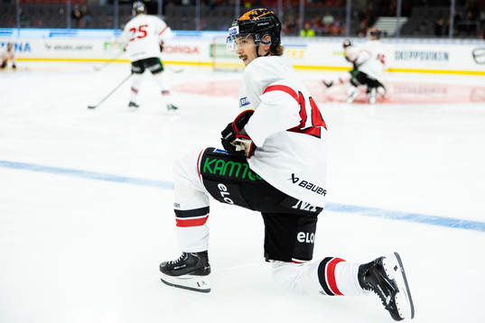 Örebros Hannes Björninen värmer innan ishockeymatchen i