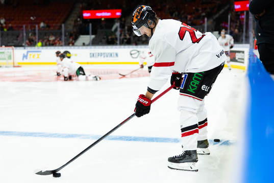 Örebros Philip Holm värmer innan ishockeymatchen i SHL