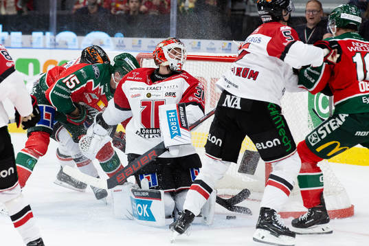 Frölundas Gustav Rydahl gör 1-0 bakom Örebros målvakt