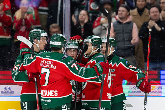 Frölundas Jere Innala jublar med lagkamrater