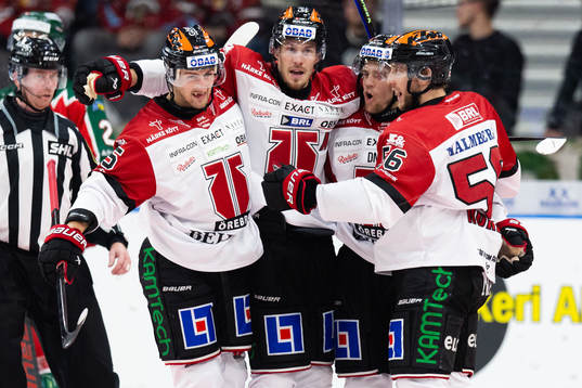 Örebros Robin Norell jublar med lagkamrater