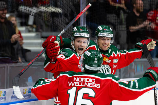 Frölundas Malte Strömwall jublar ihop med Nicklas Lasu