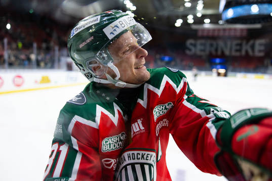 Frölundas Nicklas Lasu jublar framför klacken
