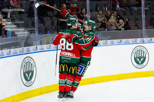 Frölundas Malte Strömwall jublar ihop med Nicklas Lasu