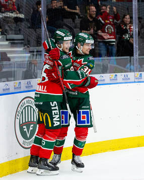 Frölundas Malte Strömwall jublar ihop med Nicklas Lasu