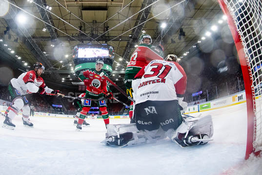 Frölundas Jere Innala (ej i bild) skjuter 2-0 i mål bakom