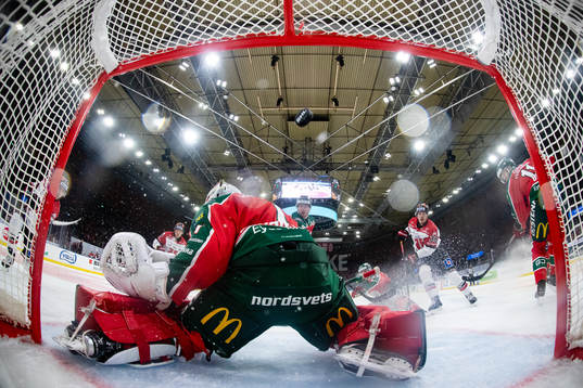 Örebros Robin Norell skjuter reduceringen till 2-1 i mål