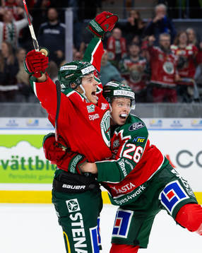 Frölundas Max Lindroth jublar ihop med Isac Heens