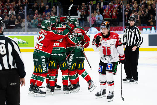 Frölundas Max Lindroth jublar ihop med lagkamrater