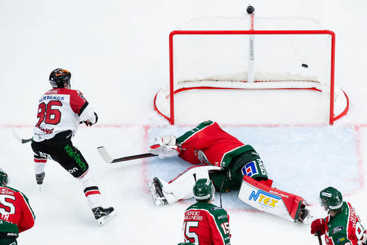 Örebros Mathias Bromé skjuter 2-2 i mål bakom Frölundas