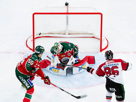Örebros Mathias Bromé skjuter 2-3 i mål bakom Frölundas