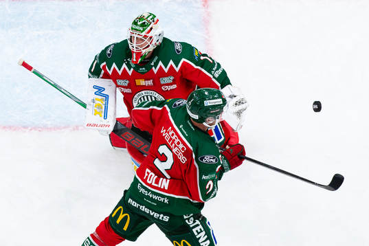 Frölundas målvakt Lars Johansson och Christian Folin