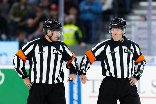 Domare Kristoffer Folkstrand och domare Tobias Björk