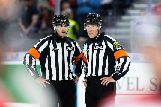 Domare Kristoffer Folkstrand och domare Tobias Björk