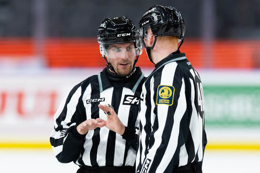Linjedomare Anders Nyqvist och linjedomare Gustav Jonsson