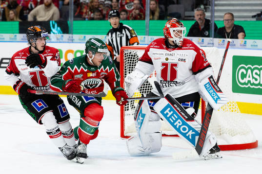 Frölundas Christian Folin framför Örebros målvakt Jonas