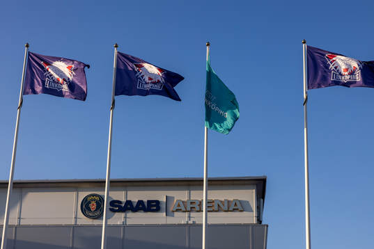 Flaggor utanför Saab Arena