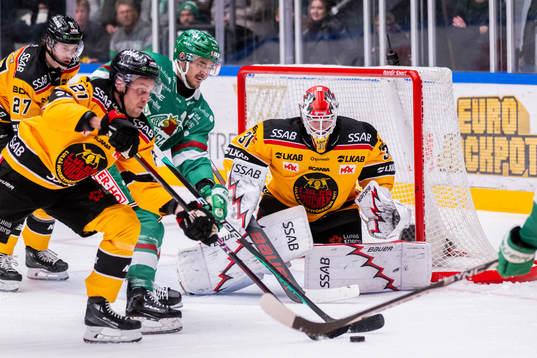 Rögles Brady Ferguson oroar mot Luleås målvakt Matteus