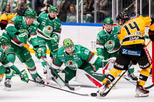 Luleås Jonas Berglund oroar mot Rögles Albin Sundsvik,