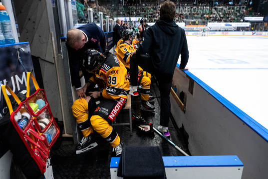 Luleås Pontus Själin har ont