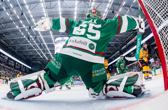 Rögles målvakt Christoffer Rifalk räddar från Luleås
