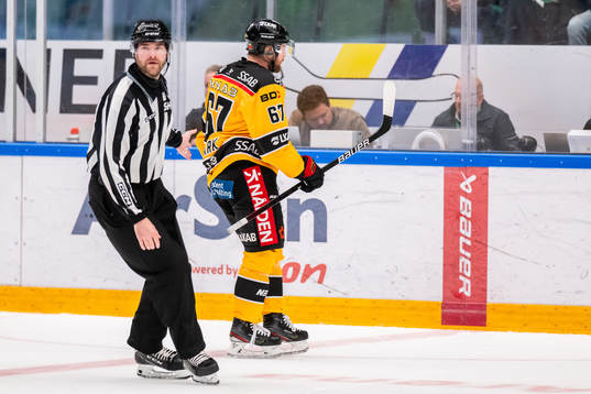 Linjedomare Andréas Svensson visar Luleås Linus Omark