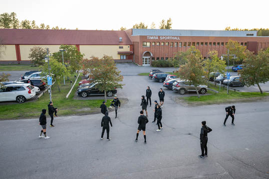 Färjestad värmer upp utanför arenan